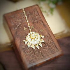 Arunidhi paachi kundan Maangtikka (White)
