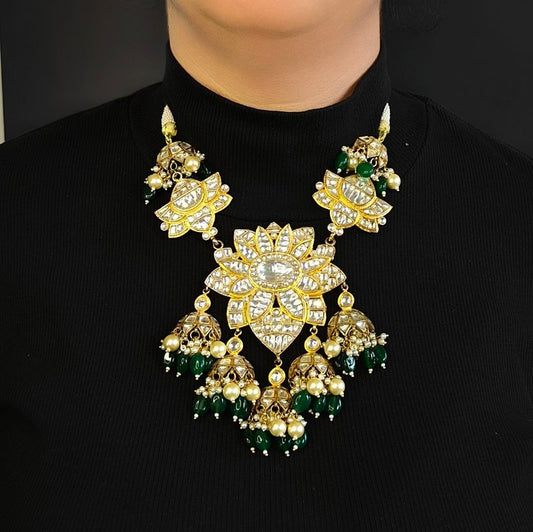 Chetna Paachi Kundan Set