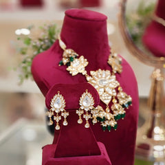 Chetna Paachi Kundan Set