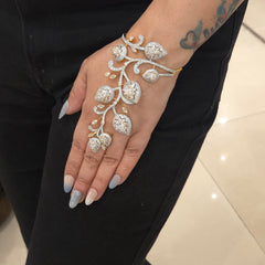 Zinnie hand bracelet ( haatphool)