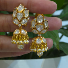 Aradhna Jhumki