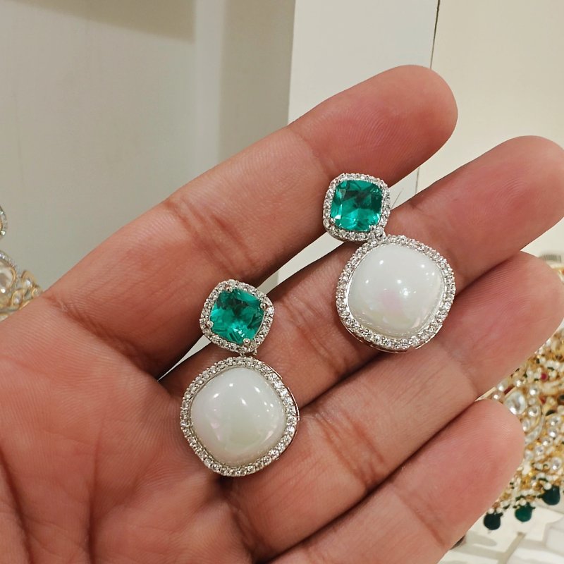 Peora English Green Earrings