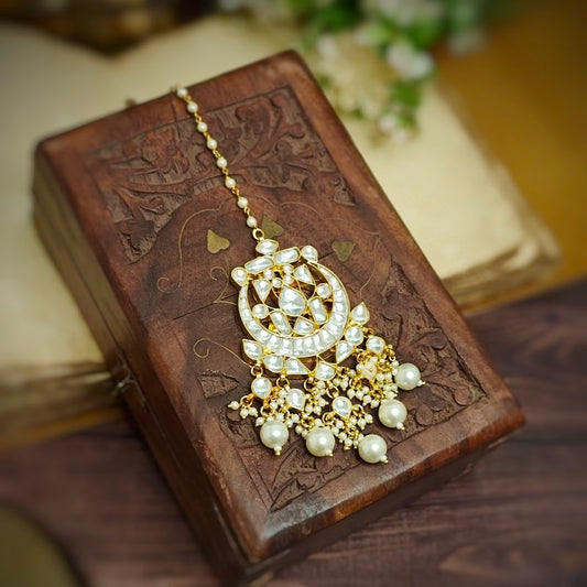 Anchita paachi kundan tikka (White)