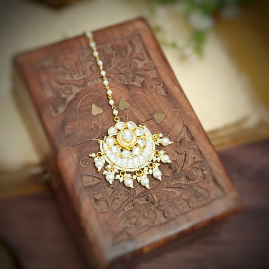 Arunidhi paachi kundan Maangtikka (White)