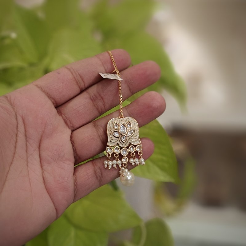 Sampriti enamel maangtikka