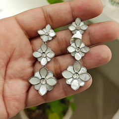 Pushp MOP Eariings
