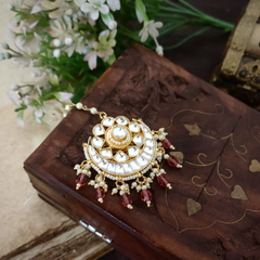 Arunidhi paachi kundan Maangtikka (White, Wine)