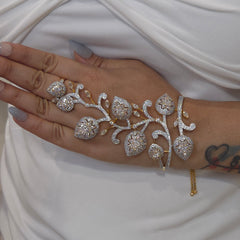 Zinnie hand bracelet ( haatphool)