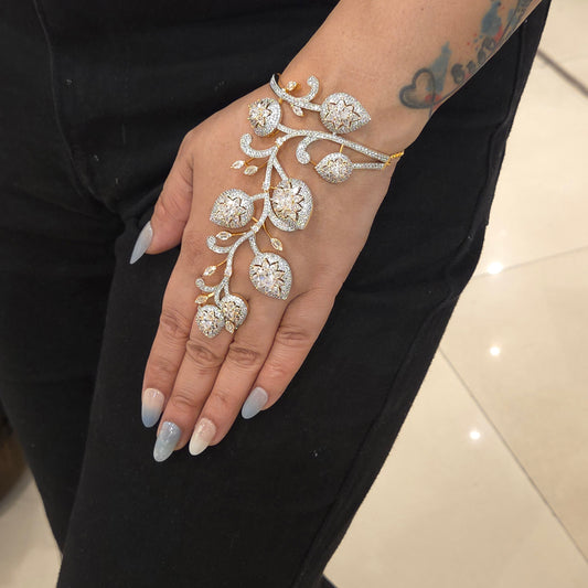 Zinnie hand bracelet ( haatphool)