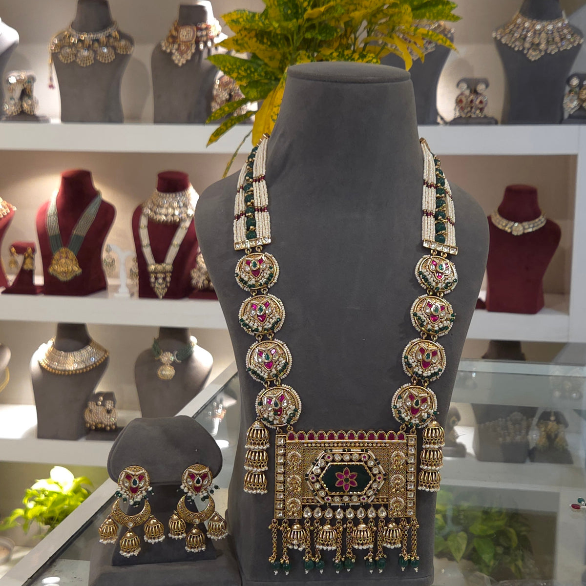 Nadia antique golden set