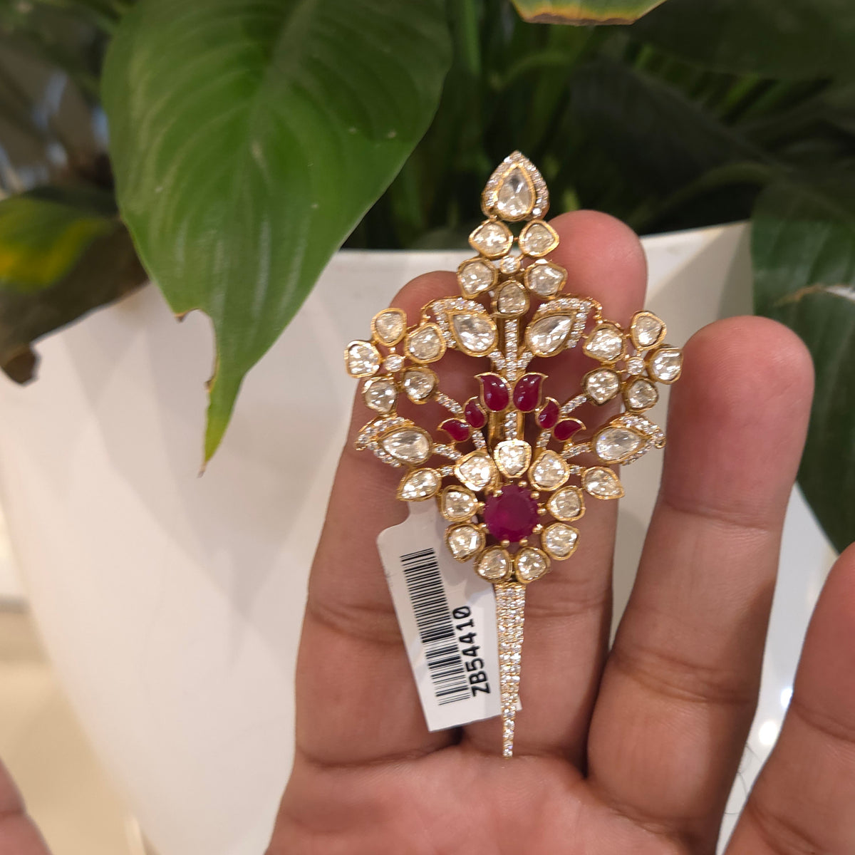 The arrow polki brooch